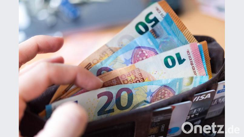 Geldbeutel samt EC-Karte kam einem 67-Jährigen abhanden. Später hob ein 54-Jähriger mit der Karte zweimal Geld ab. Symbolbild: Monika Skolimowska/dpa