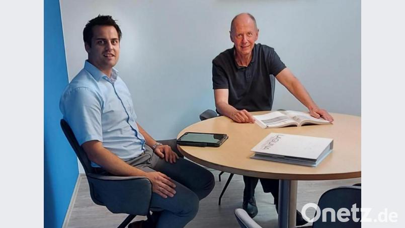 Beim gegenseitigen Austausch rückten Bürgermeister Rudolf Teplitzky (links) und Gewerbeverband-Sprecher Siegfried Rossmann verschiedene Möglichkeiten und Impulse zur Weiterentwicklung Oberviechtachs in den Fokus. Bild: exb