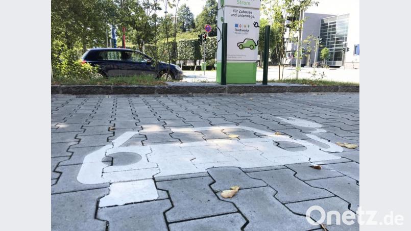 In Weiden sind kaum E-Autos unterwegs, wie hier bei der Car-Sharing Ladesäule am Rathaus. Bild: Gabi Schönberger