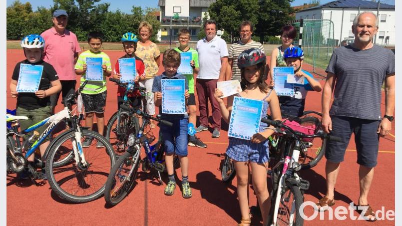 Die Verkehrswacht hat mit ihrem Fahrradtraining den Auftakt zum diesjährigen Ferienprogramm gemacht. Mit auf dem Bild die Organisatoren und erfolgreichen Absolventen der Übungen. Bild: mab