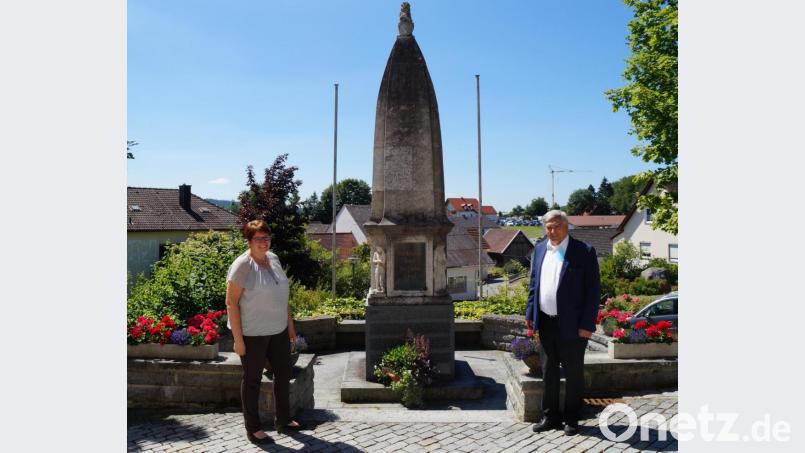 Beim Besuch besichtigten MdB Karl Holmeier und Bürgermeisterin Anita Forster auch das renovierungsbedürftige Kriegerdenkmal. Bild: weu