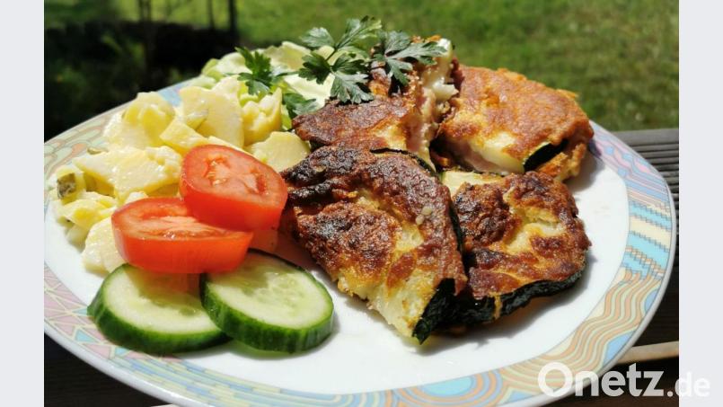 Als Beilage zu den Zucchini im Bierteig empfiehlt Heike Heindl einen Kartoffelsalat. Bild: Heike Heindl