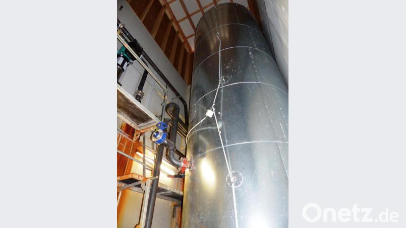 In diesem 25.000 Liter Boiler kommt das heiße Wasser aus Richt mit 80 Grad an, wird dann mit dem Hackschnitzelheizkessel auf 85 Grad aufgeheizt und ins Wärmenetz eingespeist. Bild: jp