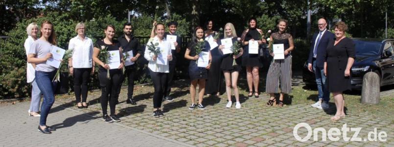 Nach dreijähriger Ausbildung schafften neun Frauen und zwei Männer ihr Examen als Altenpfleger. Staatspreise für besondere Leistungen erhielten Anna-Maria Augsberger (Vierte von links) und Heidelinde Hagel (Sechste von rechts). Bild: usc