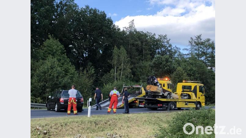 Der überladene Hänger wird abtransportiert. Die Staatsstraße bei Neustadt war nach dem Unfall eine Dreiviertelstunde gesperrt. Bild: krb