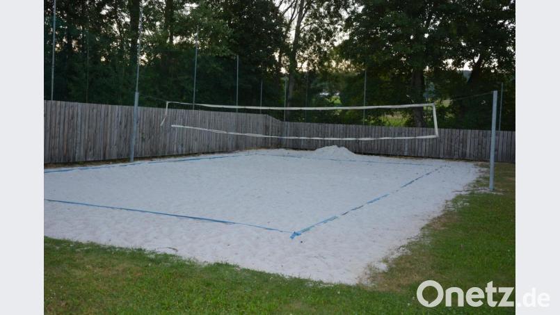 Ein neues Netz soll das Beachvolleyball-Spielfeld beim Naturbad in Pechbrunn erhalten. Der Sand wurde fachmännisch gereinigt, von einer kompletten Einzäunung wird abgesehen. Bild: jr