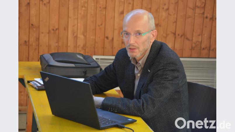 Diplomingenieur Bernhard Bartsch stellte im Gemeinderat den Entwurf für den Bebauungsplan „Am Mühlweg“ vor. Dort soll ein Mischgebiet entstehen. Bild: jr