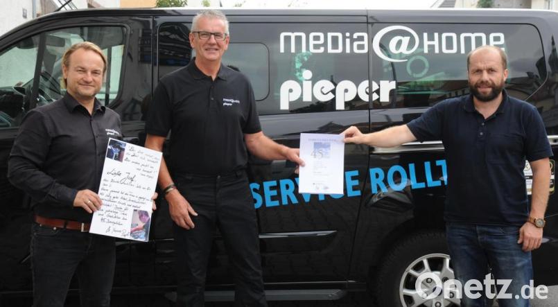 Seit 45 Jahren ist Josef Huber (Zweiter von links) im Radio- und Fernsehfachgeschäft Pieper beschäftigt. Dazu gratulierten Firmeninhaber Wilfried Pieper (links) und für die Handwerkskammer Niederbayern/Oberpfalz der Betriebsberater Josef Vogl (rechts). Bild: gf