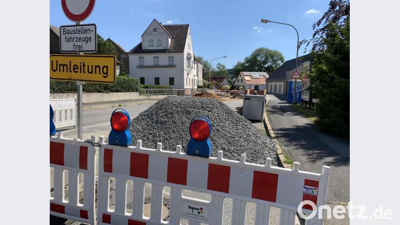 Im Rahmen der Erneuerungsarbeiten der B15 des Staatlichen Bauamts erneuert die Gemeinde die Hausanschlüsse der Anwohner der Hauptstraße ab der Windischeschenbacher 
Straße in Richtung Neustadt. Bild: adj