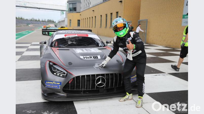 „Platz eins“, zeigt Dominik Schraml vor dem Mercedes an, mit dem er und Partner Mario Hirsch souverän zum Sieg fuhren. Bild: co_mediavision