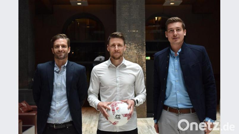 Türkgücüs Geschäftsführer Max Kothny (rechts) und Kaderplaner Roman Plesche (links) mit René Vollath. Bild: Türkgücü/exb