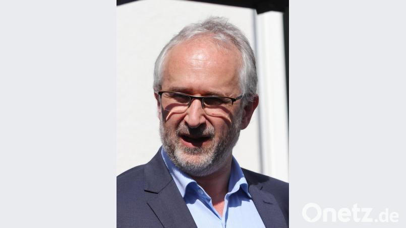 Klaus Pippan, pädagogischer Mitarbeiter der Fachstelle, weiß aus eigener Erfahrung, welche Herausforderung Pflege für die Angehörigen sein kann. Er wies auf die Notwendigkeit hin, Pflegefachkräften mit Rat und Tat zur Seite zu stehen und sie nach Möglichkeit zu unterstützen. Bild: mfh