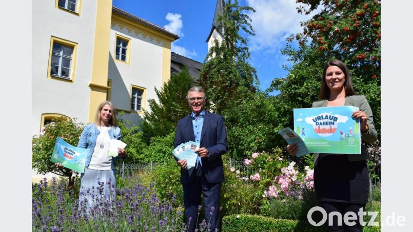 Susanne Stich, Bürgermeister Franz Stahl und Tourist-Info-Leiterin Stefanie Süß (von links) stellen das Familien-Ferienprogramm &quot;Urlaub daheim&quot; vor. 20 Aktionen erarbeiteten sich die Mitarbeiterinnen der Tourist-Info gemeinsam mit den Gästeführern und Vereinen. Bild: szl