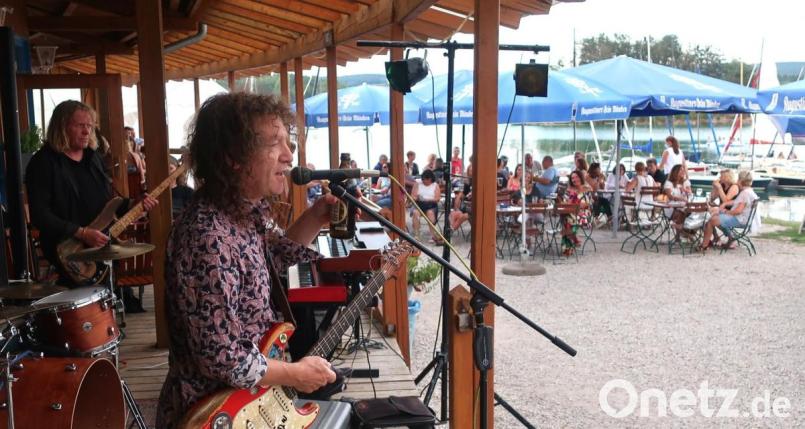 Rockmusiker Jed Thomas unterhielt die Gäste am Strand des Steinberger Sees. Bild: Hirsch
