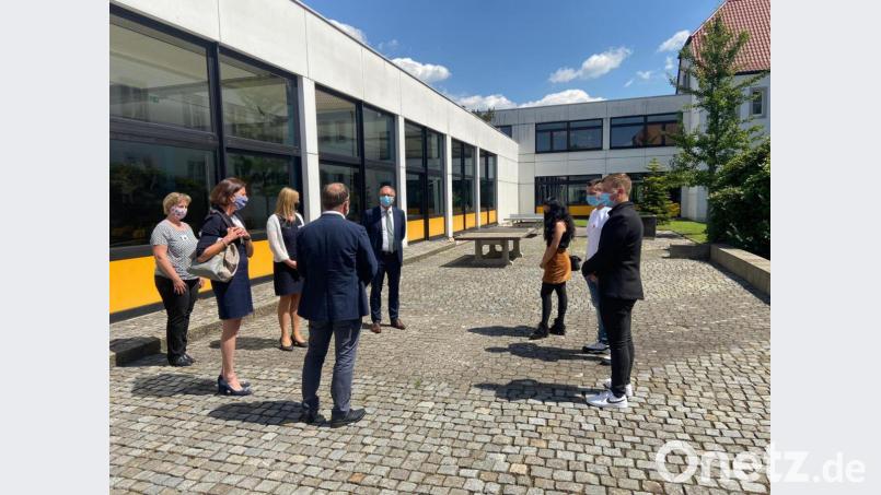 Ministerialrat Ralf Kaulfuß sieht sich in der Windischeschenbacher Schule um, die als eine von drei Schulen in Bayern an einem Modellversuch teilnimmt. Bild: exb