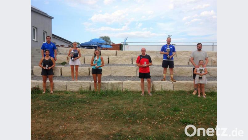 Das Siegerfoto mit zweitem Vorsitzenden Christian Scharl, Linda Trager und Max Hauer (hinten, von links) sowie Melli Sommerer, Lea Schmalzbauer, Peter Christmann, Lena und Bastian Bartmann (vorne, von links). Bild: tra