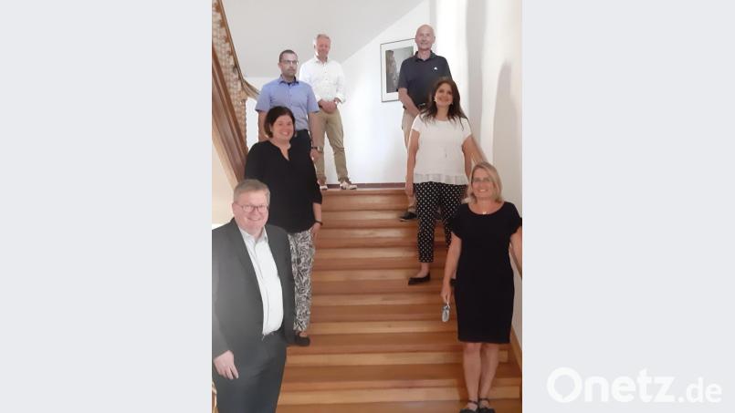Die Digitalisierung an Schulen thematisierten Vertreter des BLLV-Kreisverbands Amberg im Gespräch mit Vertretern der Stadt Amberg. Im Bild: Oberbürgermeister Michael Cerny, Anja Decker, Bernhard Scheidig, Fabian Kern (linke Seite, von vorne nach hinten), Tanja Fahrnholz, Elke Schmidt und Heinz Kotzbauer (rechte Seite, von vorne nach hinten). Bild: BLLV/exb