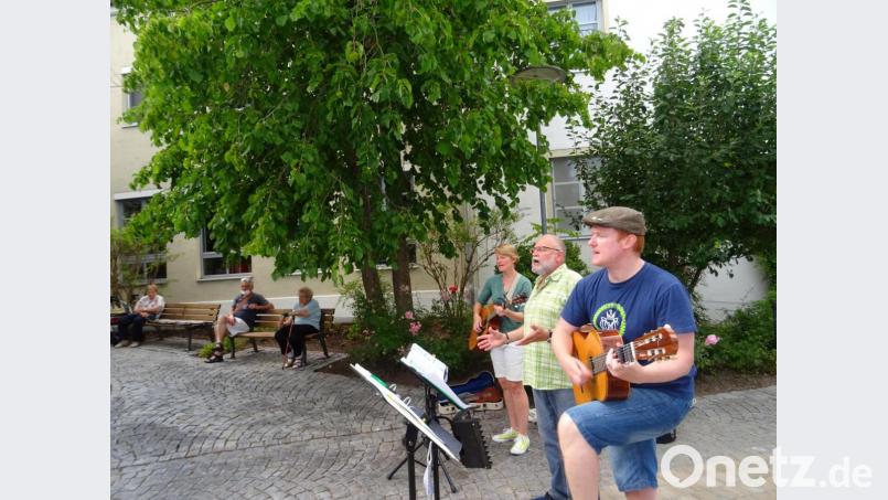 Das Trio Eire Music spielte irische Lieder im Marienheim-Innenhof. Bild: Daniela Donhauser/exb