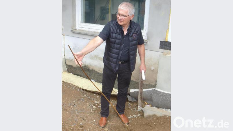 Architekt Michael Steidl mit dem abgetrennten Teilstück eines alten Blitzableiters. Bild: mad