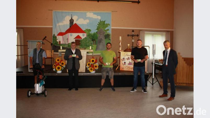 Robert Biersack (links) und Eduard Stopfer (rechts) überreichen Spenden an Pater Adrian (Zweiter von links), Schützenvorsitzender Martin Schmid (Mitte) und den stellvertretenden MCO-Vorsitzenden Lukas Eckert (Zweiter von rechts). Bild: edo
