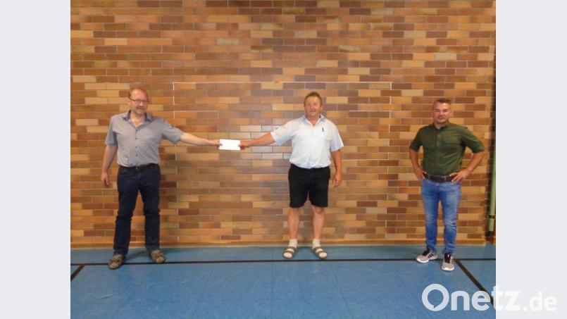 Die Jagdpächter Christian Turban (links) und Alois Bauer (rechts) überreichen dem scheidenden Jagdpächter Josef Meindl einen Gutschein. Bild: amö