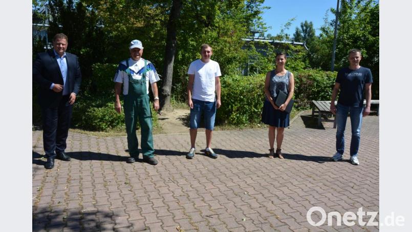 Stefan Bauer (Mitte) verstärkt das Team der Stadtgärtnerei Mitterteich. Alles Gute wünschten (von links) Bürgermeister Stefan Grillmeier und Stadtgärtner Willi Kilian sowie (von rechts) Alfred Mayerhofer (Stadtverwaltung) und Silke Pappenberger vom Verein Denkstatt. Bild: jr
