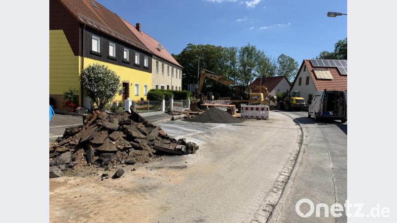 Im Rahmen der Erneuerungsarbeiten der B15 des Staatlichen Bauamts erneuert die Gemeinde die Hausanschlüsse der Anwohner der Hauptstraße ab der Windischeschenbacher Straße in Richtung Neustadt. Seit Montag werden die Arbeiten ausgeführt. Bild: adj