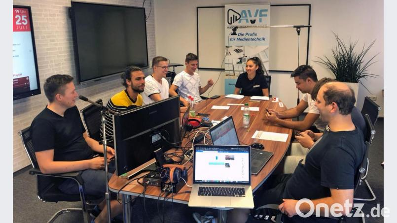Aus dem Showroom der Oberviechtacher Firma AVF wurde der Livestream des Würfel-Turniers ins Internet übertragen. Geschäftsführer Andreas Ferstl hatte den Organisatoren des Handballvereins die Räumlichkeiten zur Verfügung gestellt. Bild: gud
