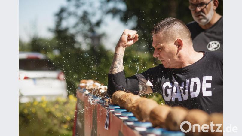 Mit seinen Ellenbogen hat Jens Gaude 87 Kokosnüsse zerschlagen und so mit großem Abstand einen bestehenden Weltrekord gebrochen. Bild: Johanna Reumann