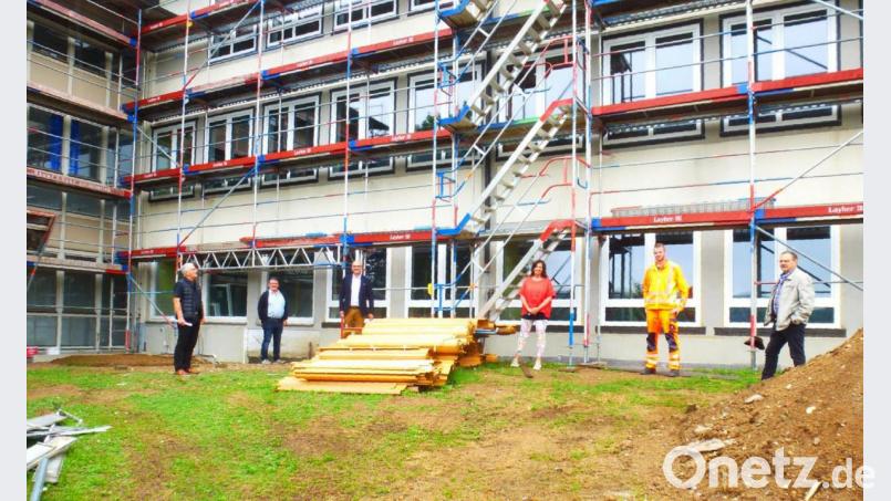 Im Gerüst-Gewand präsentiert sich das Gebäude der Doktor-von-Ringseis-Schule in diesen Sommerferien. Über den Verlauf der energetischen Sanierung informierten sich (von rechts) Zweiter Bürgermeister Franz Stockerl, Hausmeister Martin Lohrer, Rektorin Claudia Buchmann, Bürgermeister Maximilian Beer, Dritter Bürgermeister Andreas Immervoll und Architekt Michael Steidl. Bild: mad