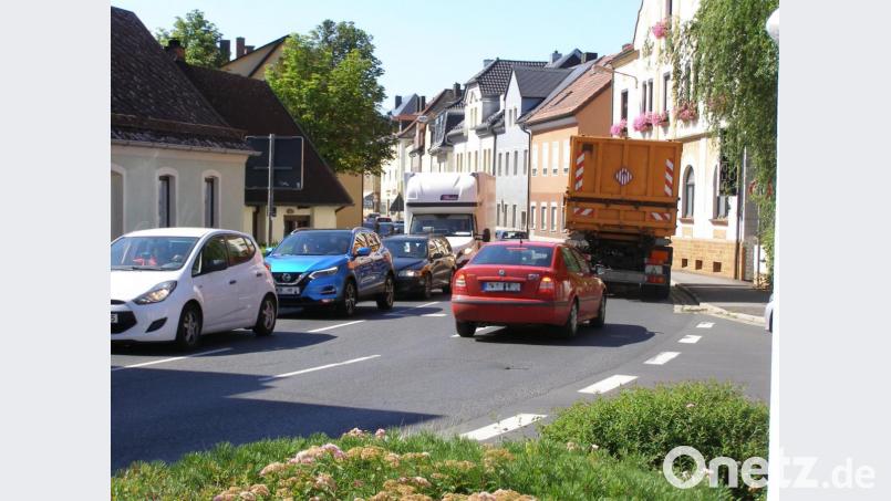 Zu größeren Verkehrsbehinderungen in der Innenstadt kommt es zurzeit in der Egerer Straße wegen Arbeiten auf der Bundesstraße 299. Bild: pz