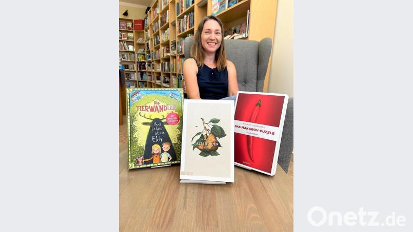 Buchhändlerin Elke Meiler vom Bücherladen in Kemnath schlägt ihre drei persönlichen Bestseller vor. Bild: Meiler