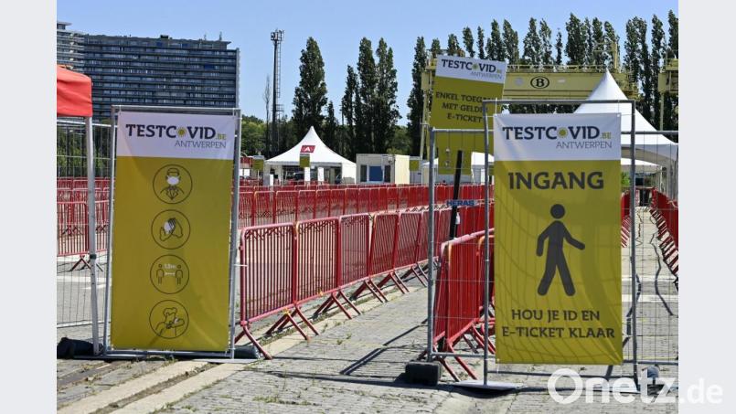 Schilder weisen auf eine Corona-Testanlage an der Veranstaltungsstätte „Spoor Oost“ in Antwerpen hin. Bild: Eric Lalmand/dpa