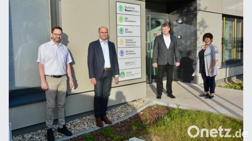 Finanz- und Heimatminister Albert Füracker (Zweiter von links) hörte sich von BBV-Geschäftsführer Thomas Bayerl (links), Kreisobmann Peter Beer und Kreisbäuerin Brigitte Trummer die Sorgen und Nöte an, die die Landwirte in der Region Amberg-Sulzbach plagen. Bild: Lorenz Märtl