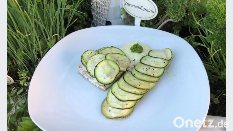 Zart und saftig bleibt der Zander unter seiner Decke aus dünn gehobelten Zucchinischeiben. Dazu schmeckt ein Klecks selbst gemachte Aioli. Bild: Michael Schiffer