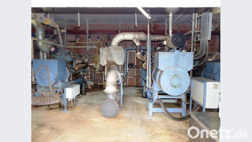 Drei Zwölf-Zylinder-Motoren mit rund 1400 PS Leistung wandeln in Richt das Biogas in Strom und heißes Wasser um – mit dem das Heizwerk in Kastl mit einer Wärmeleitung versorgt wird. Bild: jp