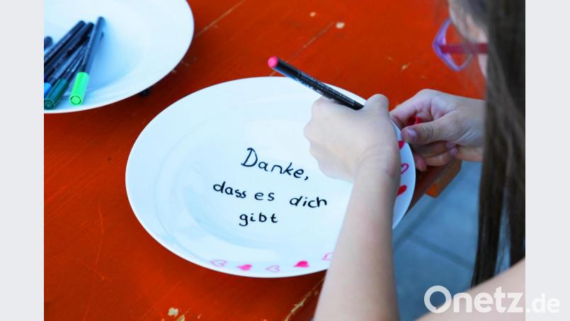Auch nette Worte landeten beim Malnachmittag auf den Tellern, garniert mit Herzchen. Bild: njn