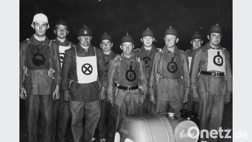 Auf den alten Bildern sei es nicht immer einfach, die Kameraden zu benennen, erklärt stellvertretender Vorsitzender Alexander Graf. Auf diesem Foto, das von einer Übung auf der Point stammt, sei es gelungen (von links): Stellv. Kommandant Josef Neidl, Johann Sperber, Johann Frauenknecht, Alois Reif, Johann Sperl, Josef Meindl, Ludwig Stepper, Lorenz Donhauser und Franz Meindl. Repro: Alexander Graf