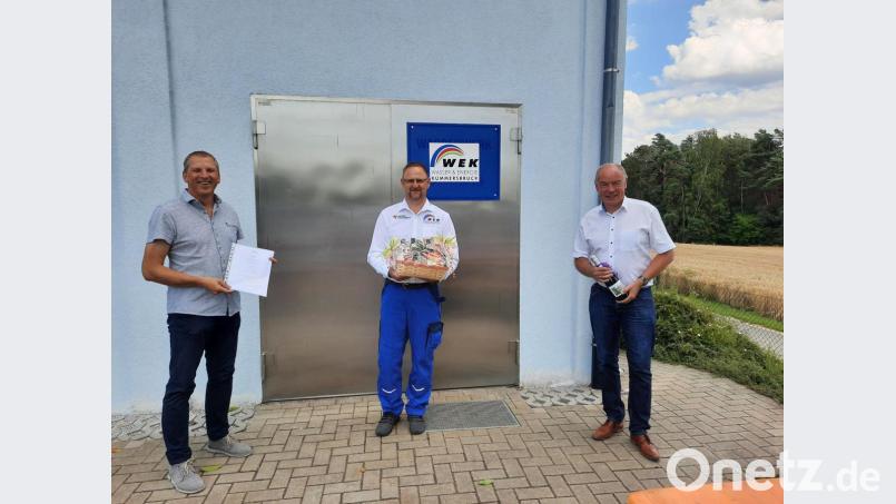 Werkleiter Günter Karzmarczyk (links) und Bürgermeister Roland Strehl (rechts) gratulieren dem neuen Wassermeister Thomas Krybus. Bild: Gemeinde Kümmersbruck/exb