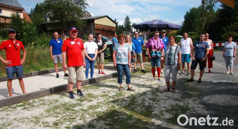 Beim zweiten Teil des Falkenberger Boccia-Bürgerturniers waren die Erwachsenen gefordert, nachdem die Kinder ihren Meister bereits ermittelt hatten. Im Bild die Mitglieder der Teams zusammen mit Turnierleiter Wolfgang Knoll (links) und dem DJK-Vorsitzenden Hubert Mark (Dritter von links). Bild: wro