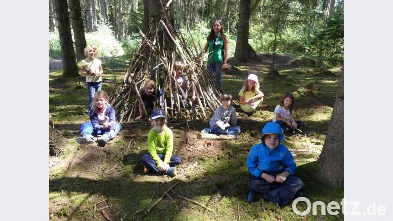 Ein kleines luftiges Tipi bietet viel &quot;Durchblick&quot;. Die Natur bietet unbegrenzte Baumaterialien. Bild: rn