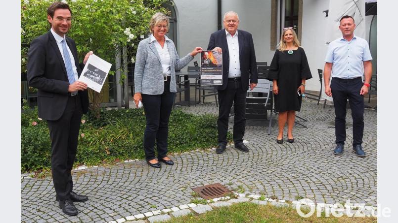 Die Matinee "Autoren verbrannter Bücher" am 23. August stellen vor (von links) Landtagsabgeordneter Stephan Oetzinger, Regionalbibliotheksleiterin Sabine Guhl, Bürgermeister Lothar Höher, Pädagogische VHS-Leiterin Susanne Kriesche und VHS-Geschäftsführer Stefan Frischholz. Bild: Bühner