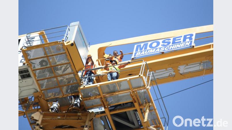 Drei Bauarbeiter saßen mehr als 24 Stunden auf einem Kran, weil sie seit 45 Tagen keinen Lohn bekamen. Bild: Michael Bothner