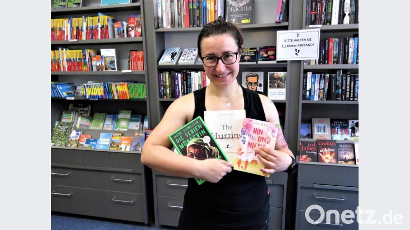 Buchhändlerin Carolin Weiß von der Buchhandlung St. Peter in Tirschenreuth hat für Männer ihren persönlichen Lieblingskrimi ausgesucht. Für die Frauen rät sie zu Liebesleid, und für die Kinder wird es witzig. Bild: ubb