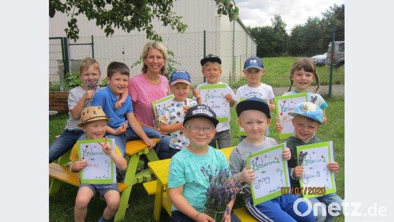 Damit die Kinder im Johanniter-Kinderhaus bei Conrad Electronic SE viel über Pflanzen lernen und auch praktisch erfahren können, basteln sie gemeinsam mit ihren Betreuungskräften ein Herbarium. Bild: Kerstin Tapparelli