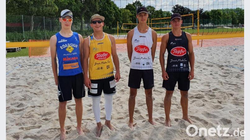 Dreifacher Amberger Erfolg: Marco Nanka (rechts) und Julian Zoll (Zweiter von rechts) qualifizierten sich ebenso für die deutsche U19-Beachvolleyball-Meisterschaft wie Alex Lomitzki (Zweiter von links) mit seinem Partner Dominic Groß (Mainz/links). Bild: gsp