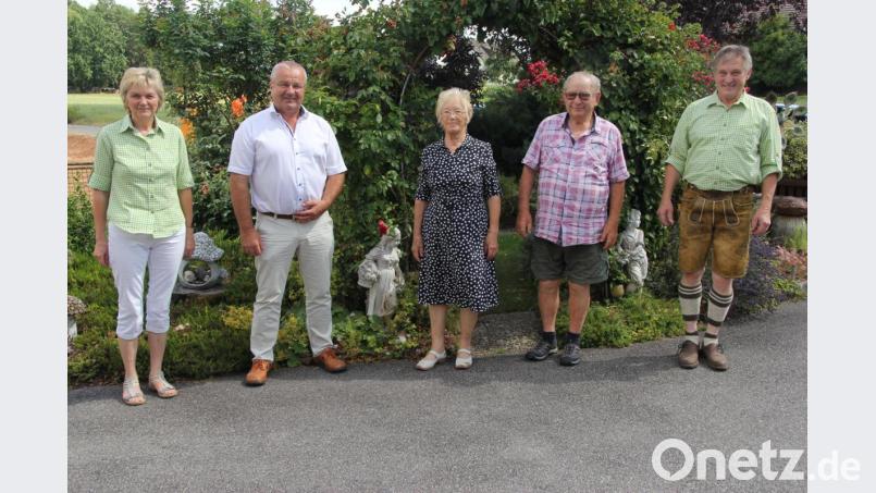 Das Bild zeigt die Jubilarin (Dritte von links) mit den Gratulanten. Bild: ral