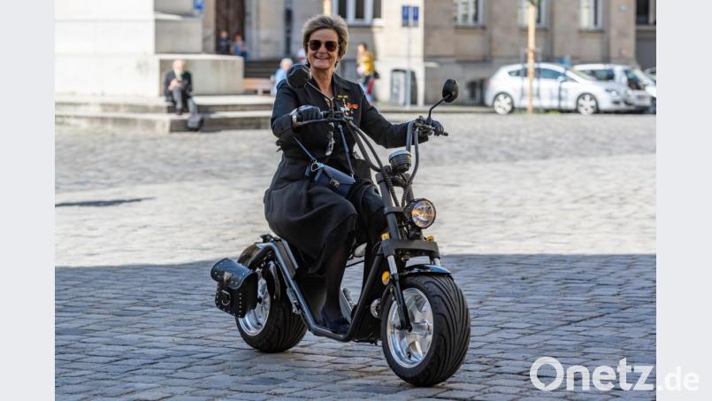 Gloria von Thurn und Taxis fährt mit einem Elektroroller zur Trauerfeier für Georg Ratzinger zum Dom St. Peter in Regensburg. Die Fahrt ohne Helm hat die 60-Jährige ein Verwarngeld von 15 Euro gekostet. Archivbild: Armin Weigel/dpa