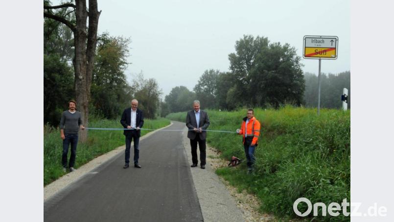 Verkehrsfreigabe des Geh- und Radwegs zwischen Süß und Irlbach mit David Neidl (Landschaftsarchitekten und Stadtplaner Neidl + Neidl), Bürgermeister Bernhard Lindner, Landrat Richard Reisinger und Matthias Kolb (Abteilung Tiefbau am Landratsamt Amberg-Sulzbach, v.li.). Bei schönerem Wetter war der Geh- und Radweg bereits vor der offiziellen Inbetriebnahme stark frequentiert. Bild: Christine Hollederer