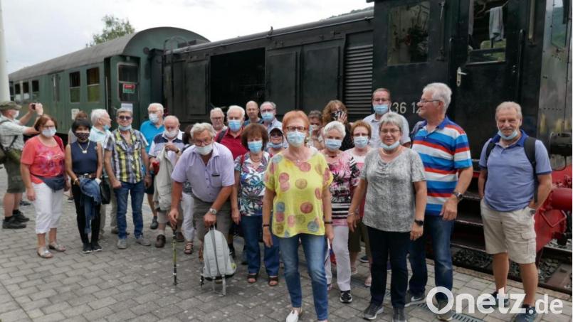 Maskenpflicht gilt auch in der Dampfbahn Fränkische Schweiz. Mit Rücksicht auf die Waldbahngefahr setzte sie für die Fahrt der Aquarienfreunde aus Sulzbach-Rosenberg allerdings eine Diesellok ein. Bild: ksa